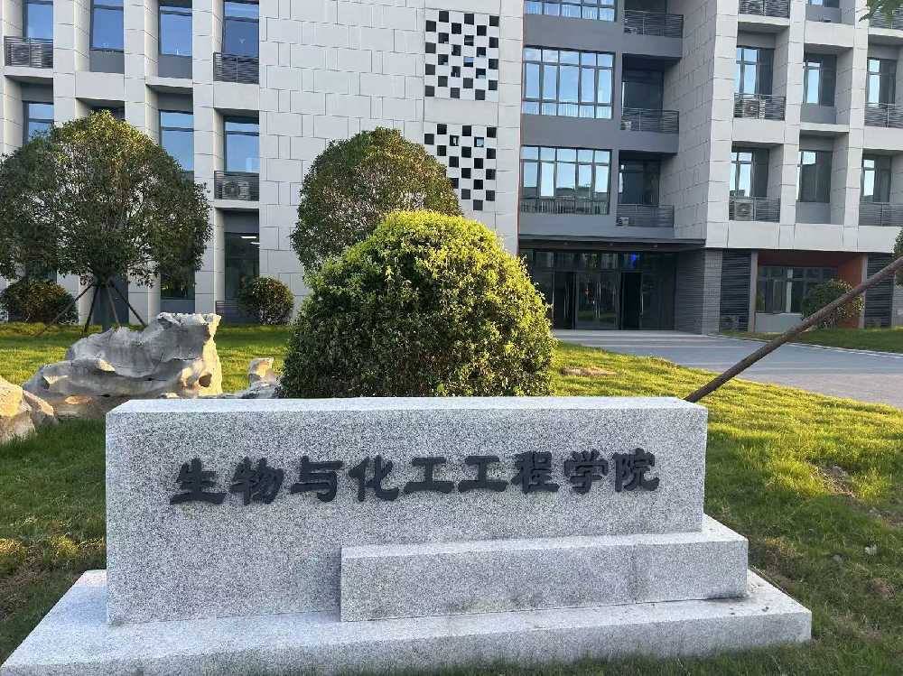 哈密市扬州职业大学体育场高杆灯项目